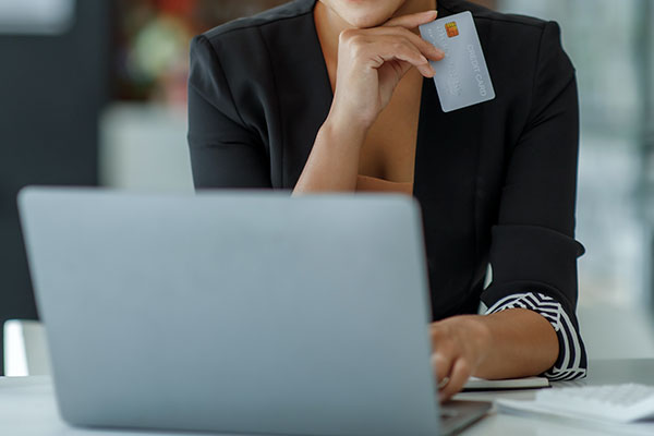 imagem-de-mulher-fazendo-trazação-bancaria